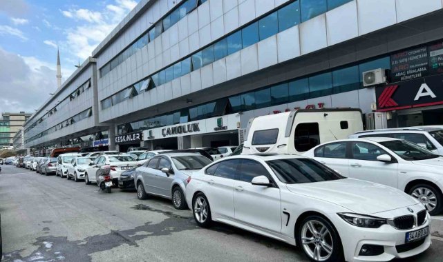 Can çekişen ikinci el otomobil piyasası faiz artırımıyla kontak kapattı