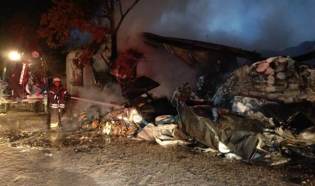 Çatalca'da ateş tutuşturma jeli üretimi yapan fabrika alev alev yandı