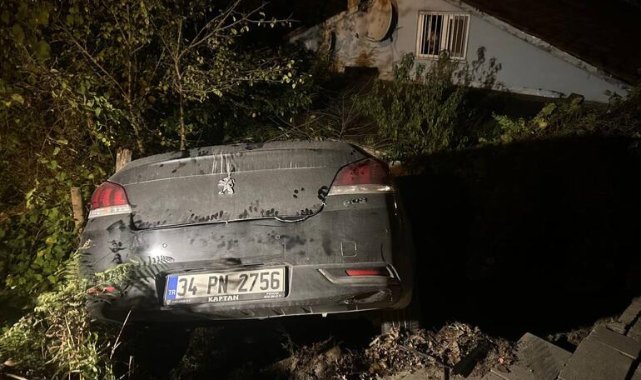Çekmeköy'de otomobil evin bahçesine uçtu