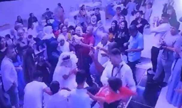 Damat, para takılı gelinliği çekiştiren çocuğu fırlatıp yere attı