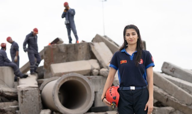 Depremzede Simge itfaiyeci oldu