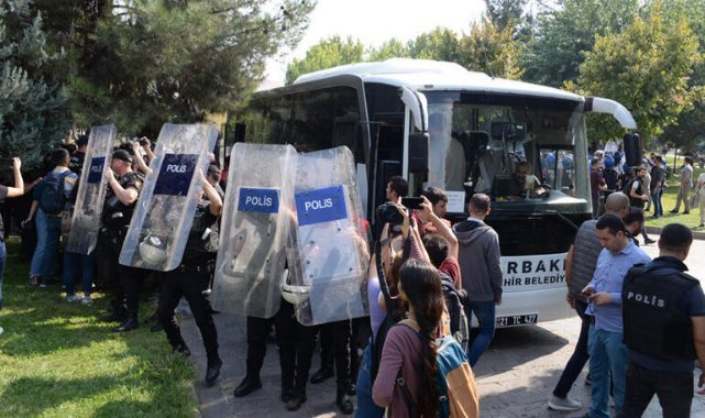 Diyarbakır'da izinsiz yürüyüşte gözaltına alınan 103 kişi serbest