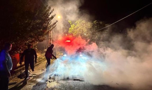 Elektrik kesintisine sinirlenip yolu kapattı