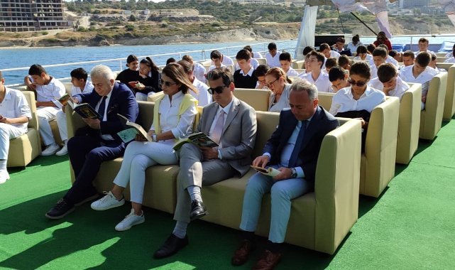 Ellerinde Kitaplarla Maviliklere Açıldılar
