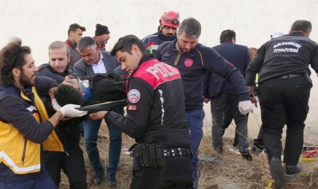 Erzurum'da takla atan kamyonet duvara çarptı