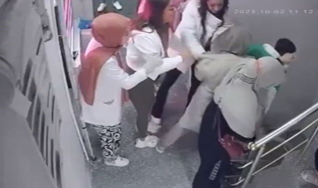 Esenyurt’ta güzellik merkezinde kadınların saç saça baş başa kavgası