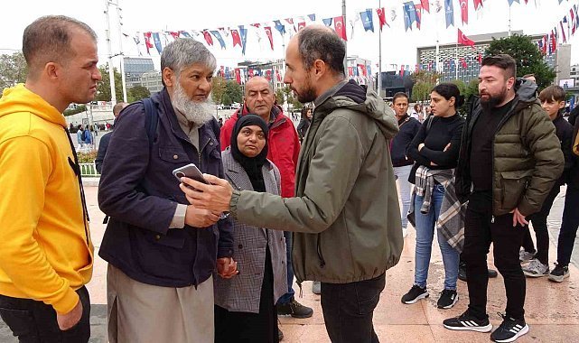 Eşinin çantasını soymaya çalışan kadını yakalayarak polise teslim etti