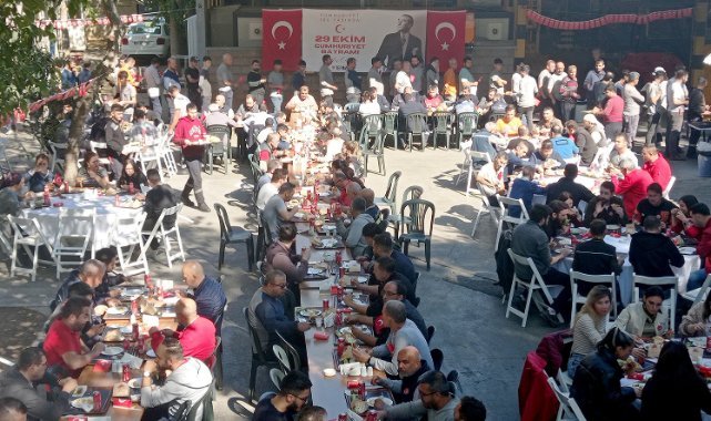Fabrika bahçesinde Cumhuriyetin 100. yılı kutlaması