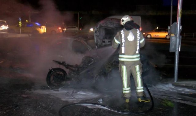 Gaziosmanpaşa'da çarpışan taksi ile motosiklet alev alev yandı