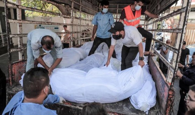 Gazze’de hayatını kaybedenler toplu mezarlara gömülüyor