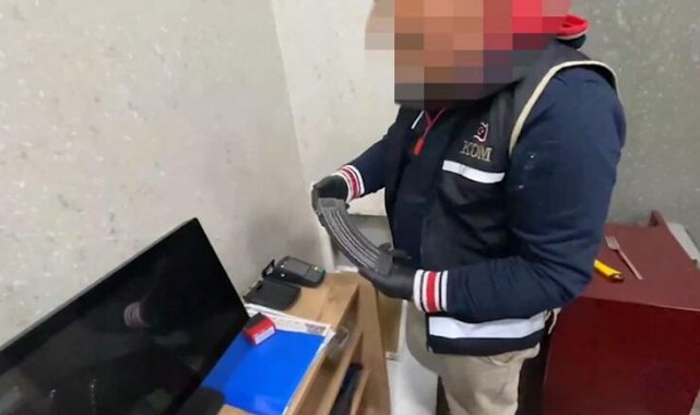 Gece kulübünde duvardaki gizli bölmeden uzun namlulu silah çıktı