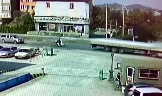 Geri manevra yapan TIR, motosikletliyi metrelerce sürükledi