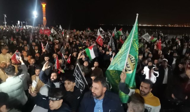 İsrail'in Gazze'deki hastaneye saldırısı İzmir'de protesto edildi