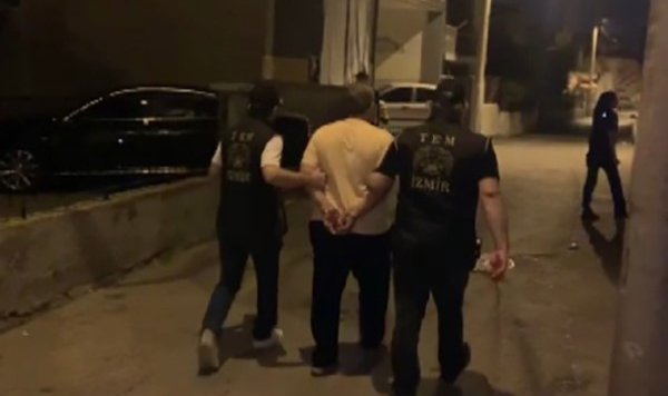 İzmir'de hücre evlerinde gizlenen FETÖ şüphelilerine operasyon