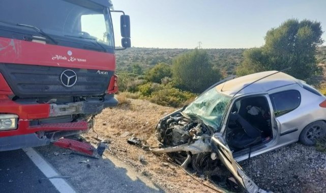 İzmir'de kamyonla çarpışan otomobil hurdaya döndü: 2 ağır yaralı
