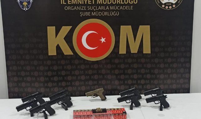 İzmir'de silah tacirlerine baskın