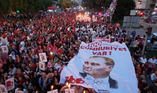 İzmir’i Cumhuriyet coşkusu sardı, etkinlikler gece boyu sürdü