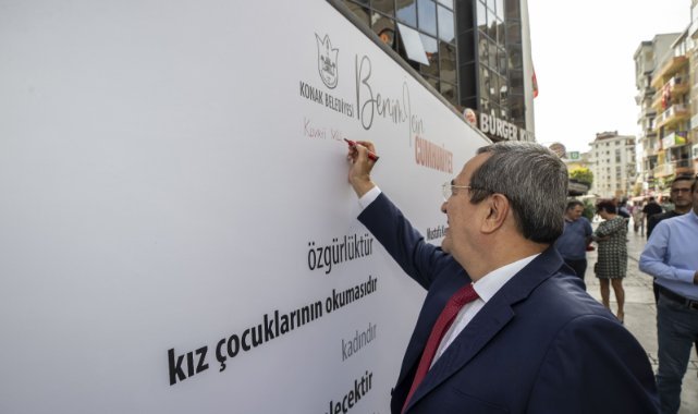 İzmirliler 100’üncü yılda duygularını Cumhuriyet Duvarına yazdı