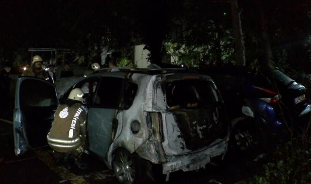 Kadıköy’de açık otoparktaki  3 araç yandı