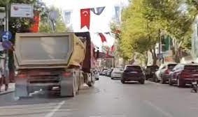 Kadıköy'de hafriyat kamyonu sürücüsünden tehlikeli hareketler