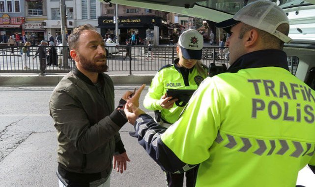 Kadıköy'de trafik denetimi: Ceza yazılan sürücü polislere tepki gösterdi