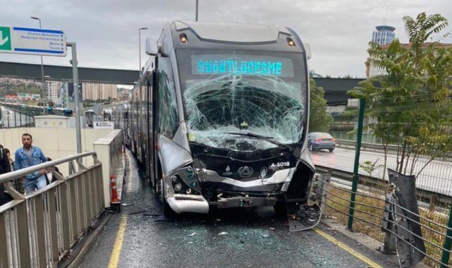 Kadıköy Uzunçayır’da metrobüs kaza yaptı