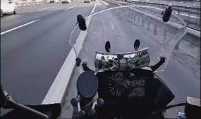 Kağıthane'de motosikletli otomobile çarptı; motosikletteki kadın yerde sürüklendi
