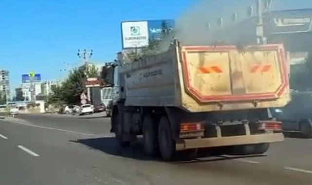 Kamyonun kasasında yanan ağaç dallarıyla ilerledi