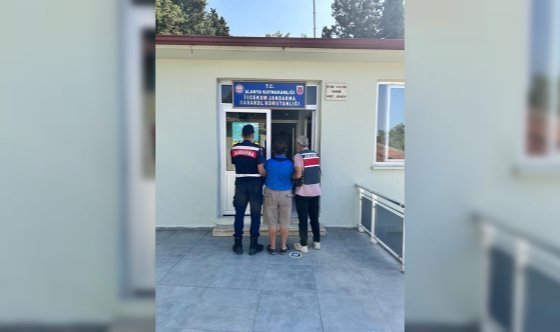 Kapıyı açamayınca parmaklıkların arasından geçen hırsız şaşkına çevirdi