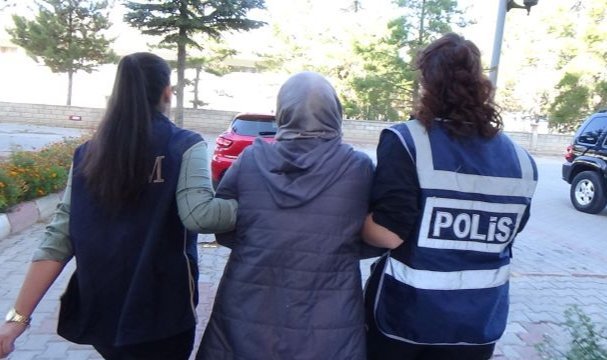 Karaman’da FETÖ’den aranan kadın evinin kilerindeki özel bölmede yakalandı