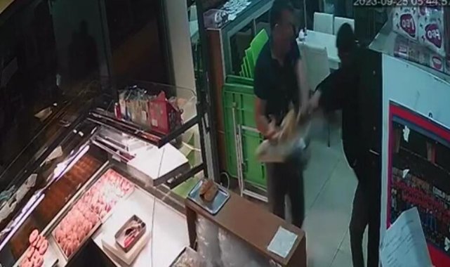Kasadan para çalan hırsızın başına börek tepsisi ile vurdu