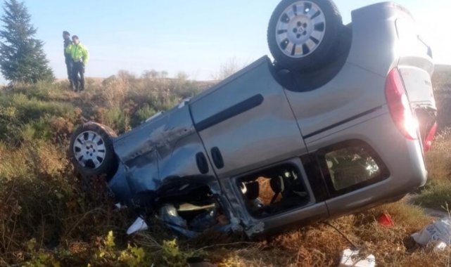 Kırıkkale'de hafif ticari araç devrildi