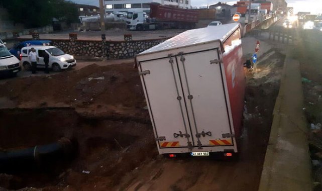Kocaeli'de sağanak sebebiyle çöken yola kamyonet düştü