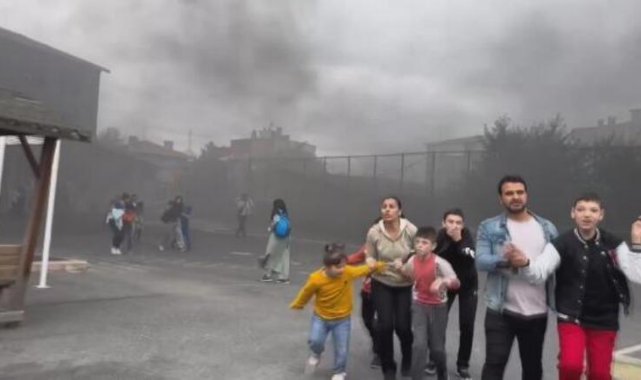 Küçükçekmece'de lastik deposunda yangın