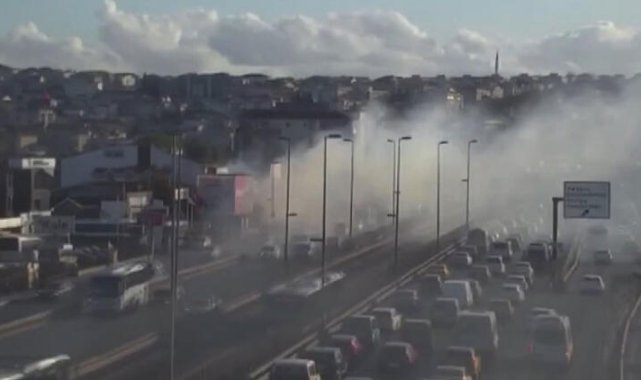 Küçükçekmece'de metruk binadaki yangın, D-100 Karayolu'nda trafiği kilitledi