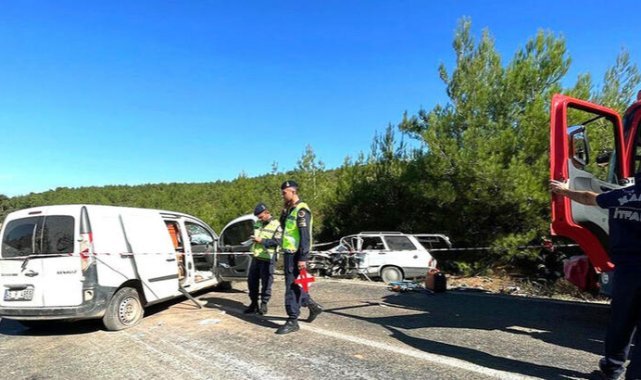 Manisa'da otomobil ile hafif ticari araç çarpıştı