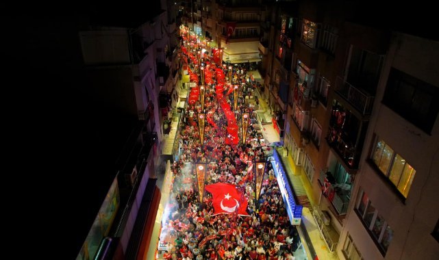 Menemen'de on binler Cumhuriyet Aşkıyla yürüdü