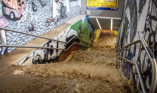 Milano'da sokaklar göle döndü, metro istasyonu sular altında kaldı
