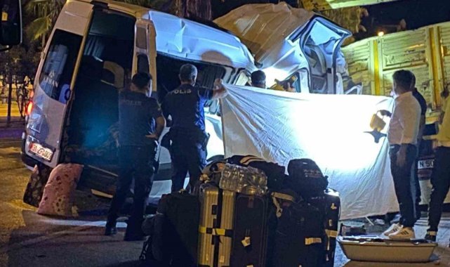 Minibüs kağıt gibi ezildi
