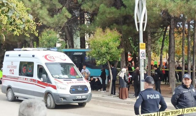 Öğrencileri taşıyan midibüs, 2 araca çarpıp parka daldı