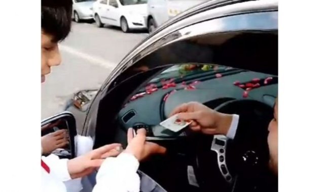 Pos makinesi ile gelin arabasının önünü kesip bahşiş aldı