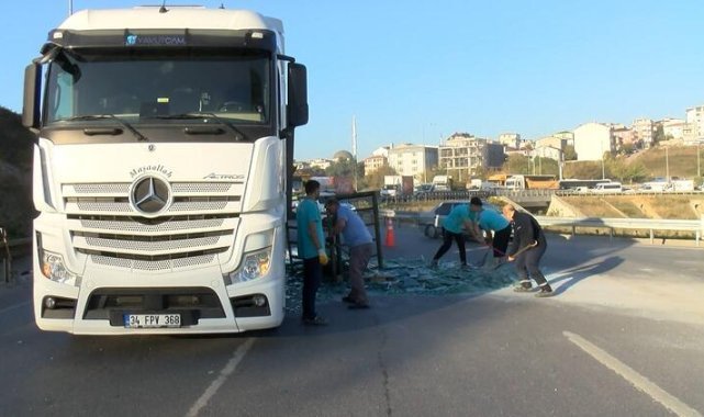 Sancaktepe'de TIR'ın kasasındaki camlar yola savruldu
