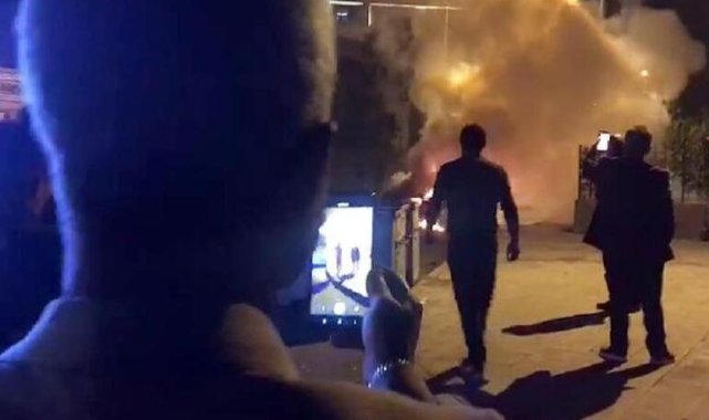 Seyir halinde alev alan otomobil yandı, çevredekiler görüntülemeye çalıştı