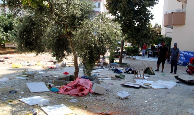 Sinir krizi geçiren kadın, tüm evde ne varsa pencereden sokağa attı