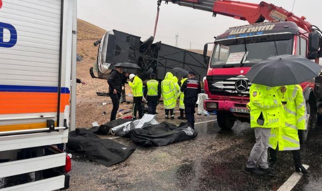 Sivas'ta yolcu otobüsü devrildi