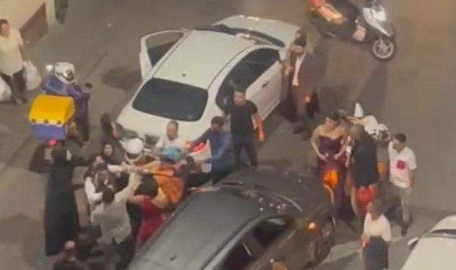 Sultangazi'de düğün konvoyundakiler motokuryeyi darbetti