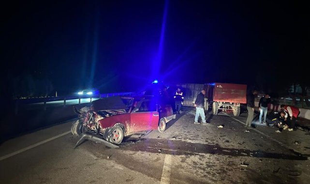 Susurluk'ta otomobil ile traktör çarpıştı: 3 yaralı