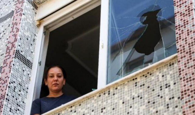 Tahliye etmek istediği kiracısının camlarını kırdı