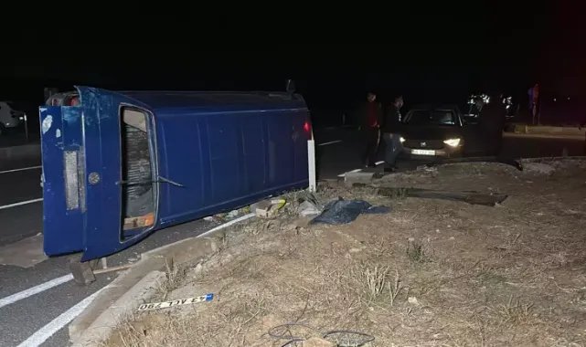 Takipteki minibüs polis araçlarına çarpıp takla attı