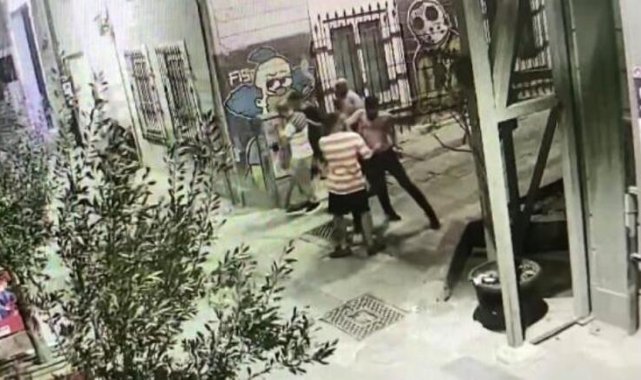 Taksim'de merdivenlerde oturan iki arkadaşa çivili sopa ve şişelerle saldırdılar
